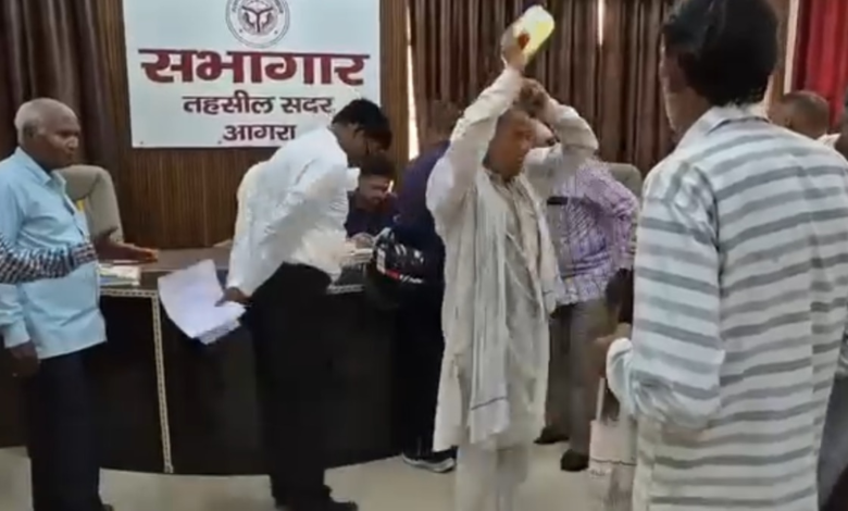 तहसील-समाधान-दिवस-में-बुजुर्ग-ने-खुद-पर-डाला-ज्वलनशील-पदार्थ,-sdm-ने-बताया-इसका-कारण