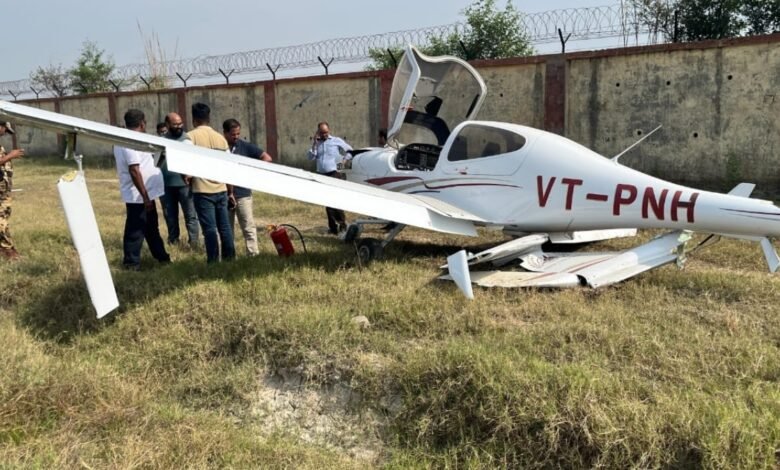 अलीगढ़-के-पनेठी-एयरपोर्ट-पर-प्लेन-क्रैश,-दीवार-से-टकराया-विमान,-बाल-बाल-बचा-पायलट